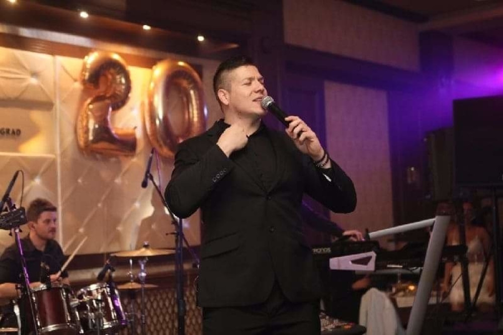 Sloba Radanović istupio pred publiku u crnini! Nastup i ove reči posvetio pokojnom ocu!