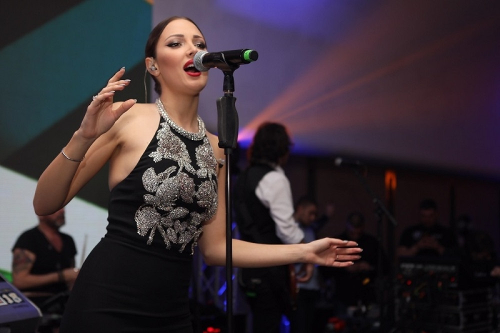 Prija izdominirala stasom i glasom! Suprug, nije izdržao, pa skočio pravo na binu i zgrabio je!