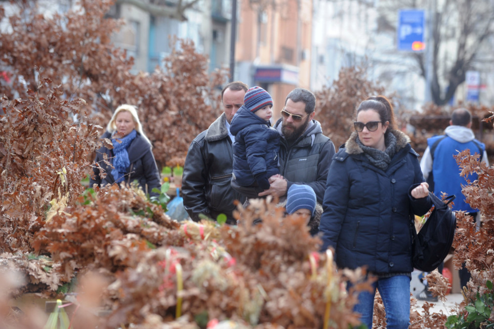 Ogledanje u masnoći od kačamaka, svinja i vo u kući, stavljanje česnice na glavu i rog...