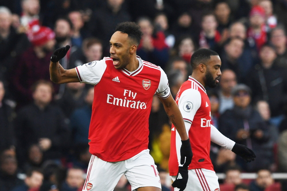 Mlađi uhvatio starijeg otpozadi, objavili sliku (FOTO)