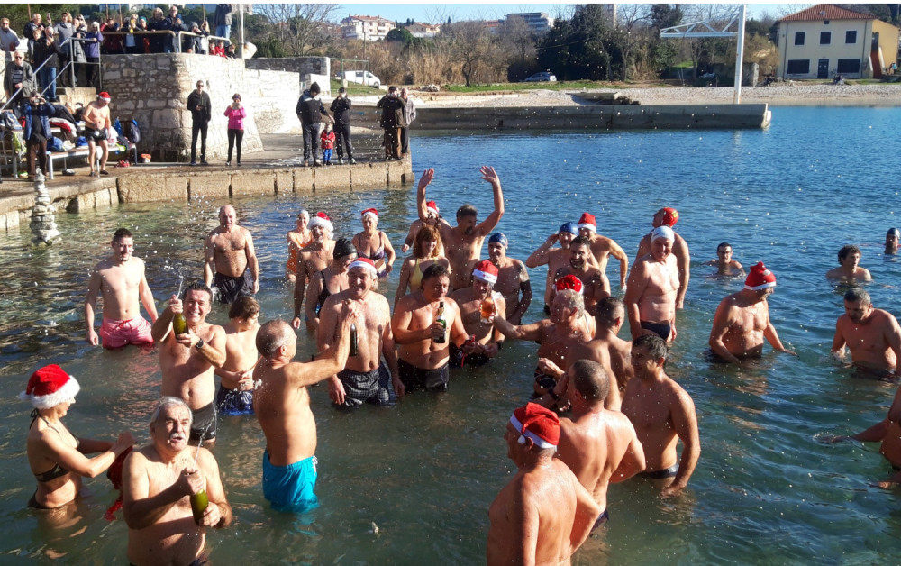 Skinuli se i zaplivali u ledenom moru, pa nazdravili! (VIDEO)