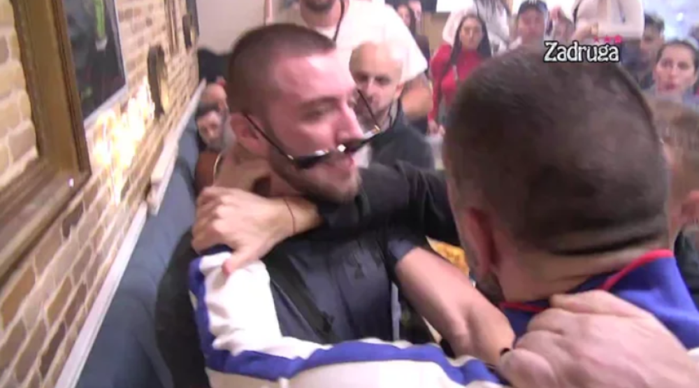 Zbog ovoga je Tomović izbačen iz Zadruge: Ščepao Mensura za vrat, obezbeđenje uletelo (VIDEO)