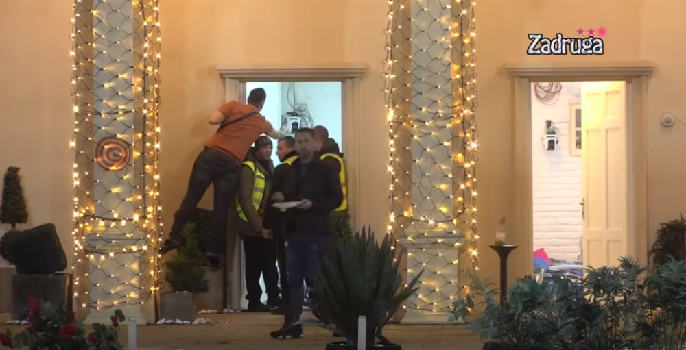 Zola žestoko vređao Miljanu: "Šta ti radi mama za 20 evra, tako i ti isto", nezapamćen skandal u Zadruzi (VIDEO)