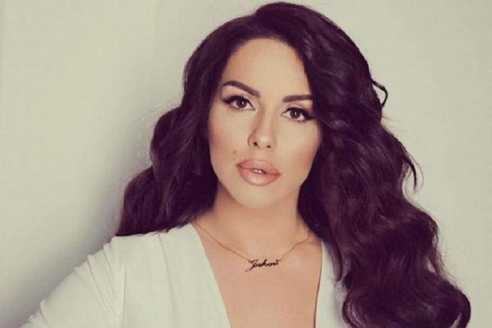 Seka Aleksić u negližeu na bračnoj postelji: Pevačica u izazovnoj pozi sve bacila na razmišljanje!