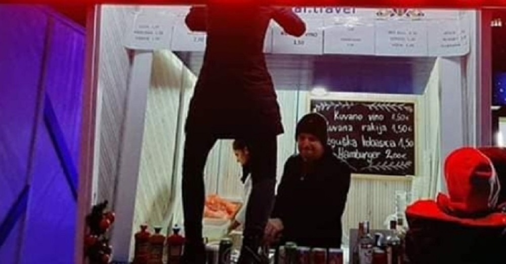 Jedan novogodišnji štand u Baru je zbog svog natpisa apsolutni hit na društvenim mrežama (FOTO)