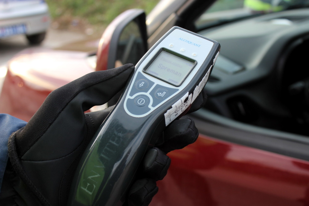Kada je policija zaustavila auto mladića i muškarca odmah je napisala prekršajnu prijavu