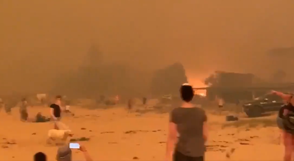 Vatrena stihija guta sved pred sobom! Više od 300 kuća izgorelo, a trgično nastradalo minumum osmoro ljudi! (VIDEO)