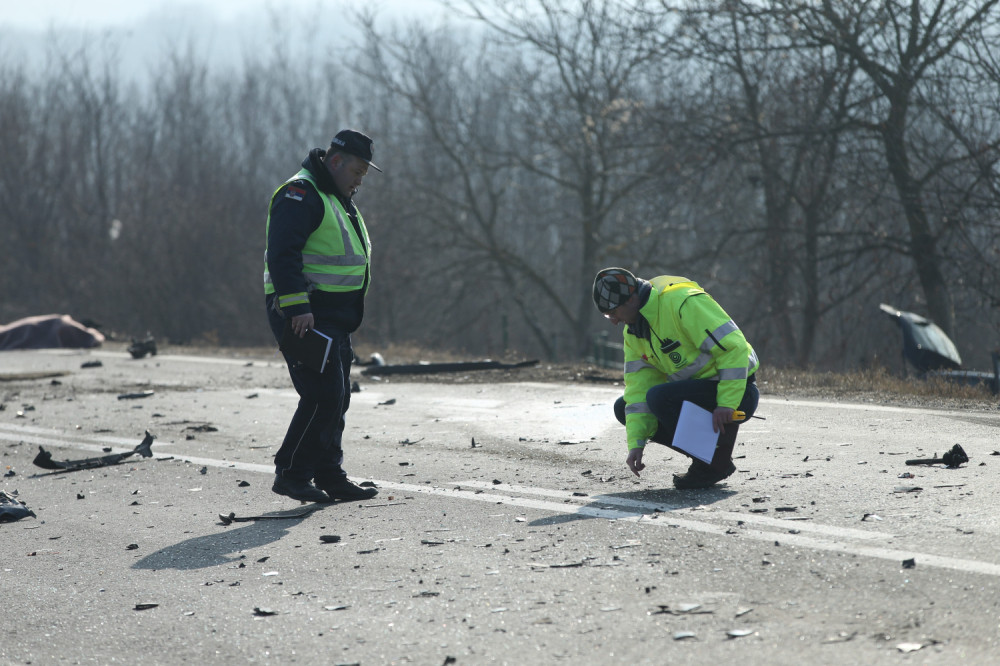 Automobil se zakucao u behaton ploče, devojka sa suvozačevog mesta ostala na mestu mrtva!