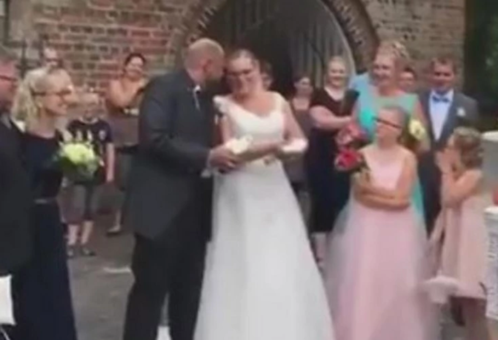 Trebalo je da bude najromantičniji detalj na venčanju, ali se pretvorio u pravu katastrofu (VIDEO)