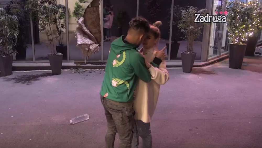 Bora ščepao Milicu Kemez za glavu pa uradio ovo! Ona se nije bunila pa mu uzvratila (VIDEO)