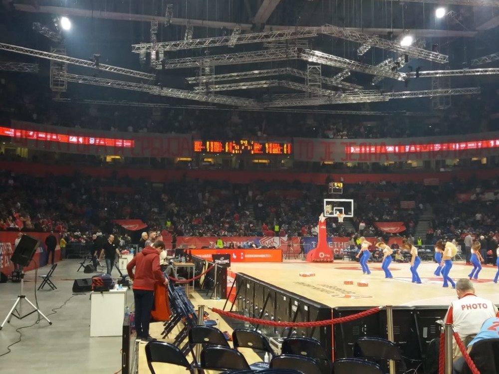 Navijači Zvezde nisu reagovali, a onda razvili veliki transparent! Ovu poruku Crnogorci nikad neće zaboraviti (FOTO)