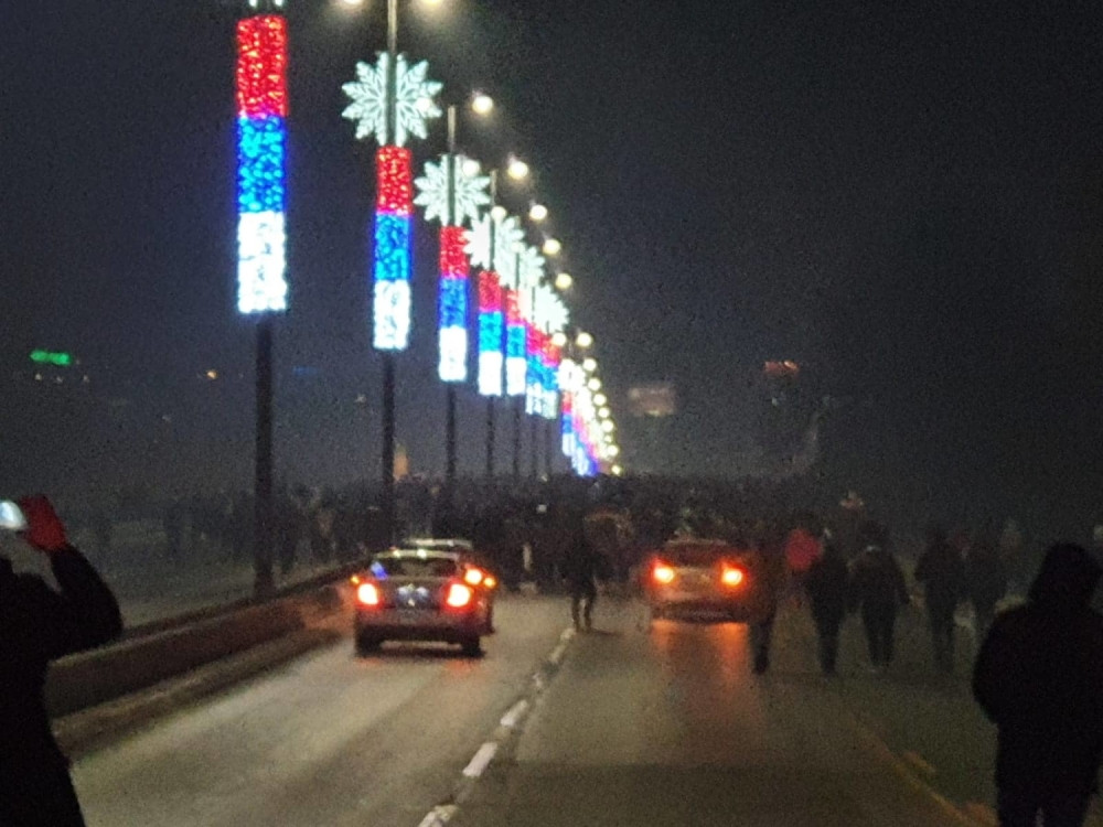 Zaustavili saobraćaj! Ne daju pravoslavnu veru, pružaju podršku Srbima u CG! Nezapamćene scene (VIDEO)