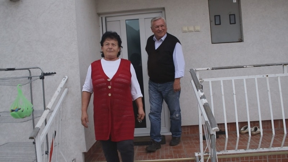 Ljudi ga obožavaju, njegove pesme zna svaki zanatlija i gazda, sa svojih 10 prstiju izgradio je malo carstvo kod Obrenovca, a rođen je s teškom fizičkom manom (FOTO)