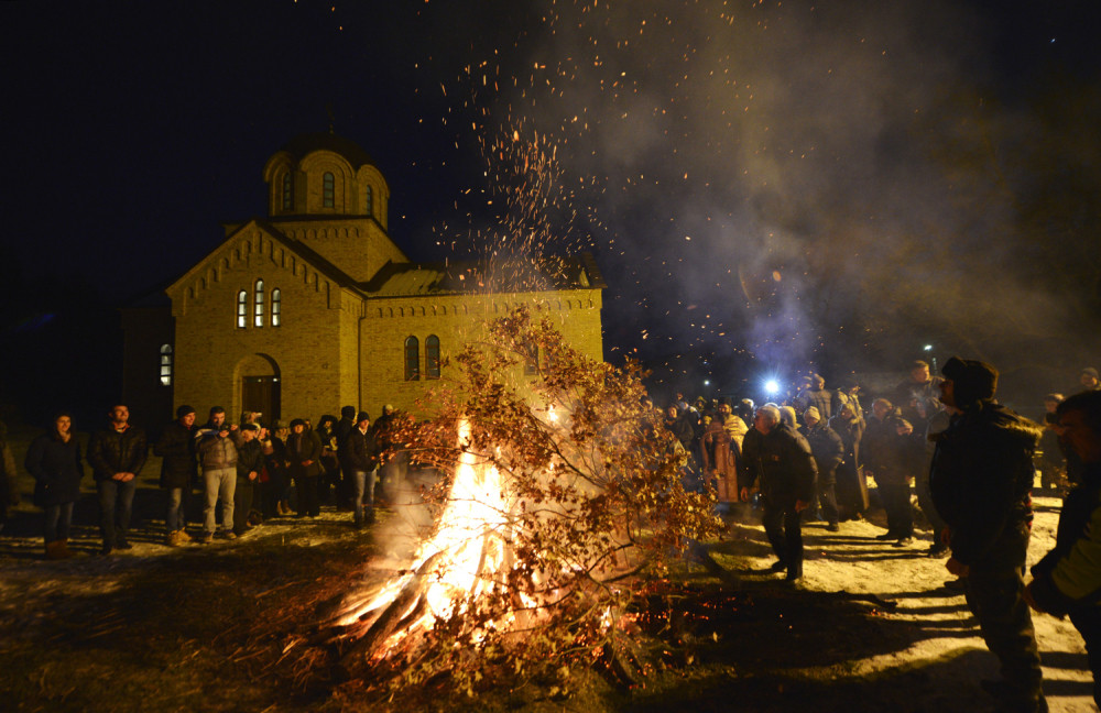 Badnjak se unosi na desnom ramenu, a ove običaje morate ispoštovati