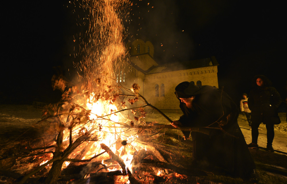 Badnjak se unosi na desnom ramenu, a pre nego što sednete da večerate morate uraditi sledeće