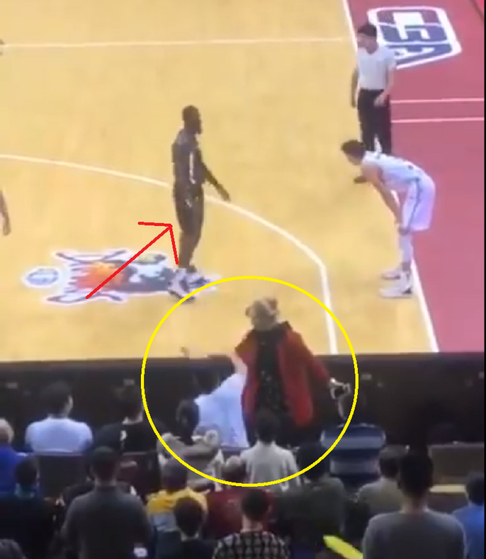 Brutalno izvređao igrača pa napao suprugu trenera! Slovenački stručnjak pukao od besa i uhvatio ga za gušu! (VIDEO)