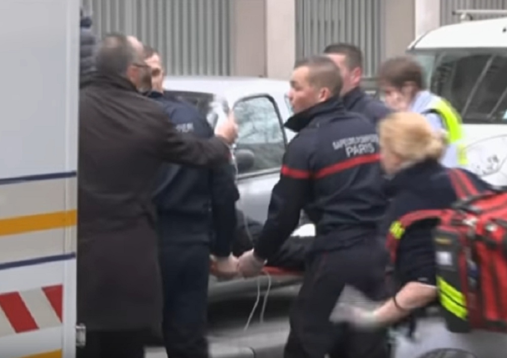 Opasan eksplozivom, vitlao nožem i sekao redom na ulici!