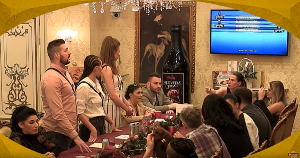 Takmičarka "Parova" prošetala vilom u tangama! Žuti kupaći istakao pozadinu, ali ishod - nezadovoljavajući!