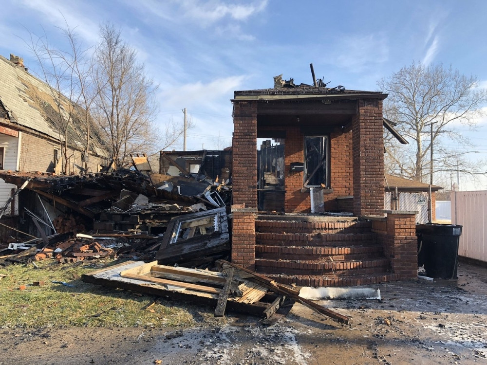 Vatrogasci napravili selfi ispred buktinje! Kuća gori, njima sve ravno (FOTO)