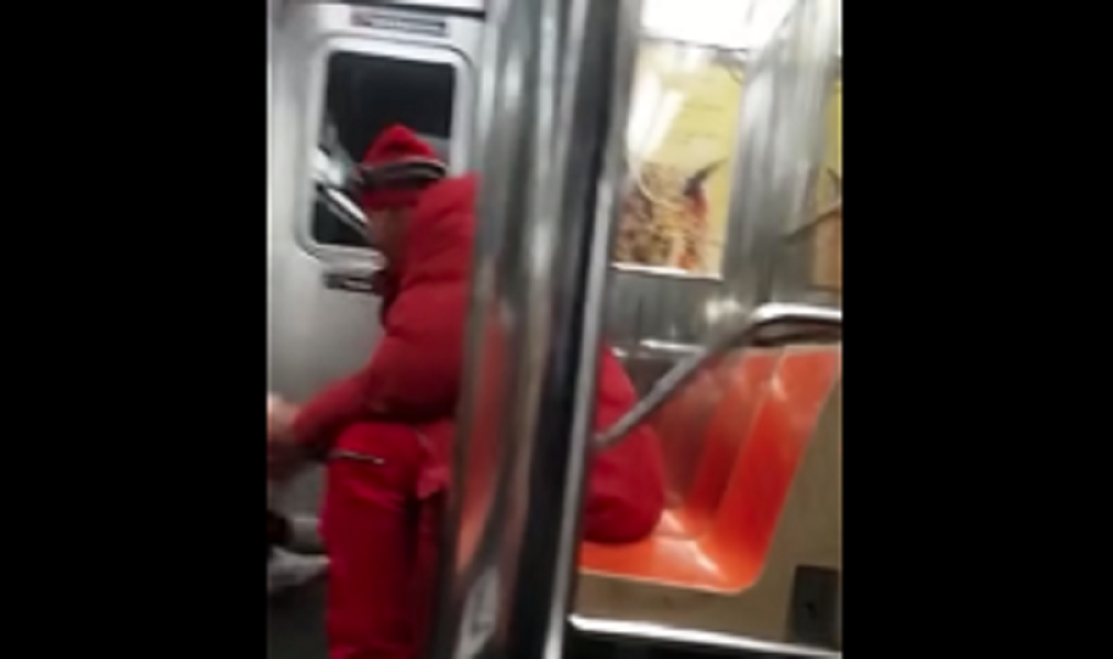 Dodirivao ženu u prevozu, a onda je uradio nešto što je sve zaprepastilo! (VIDEO)