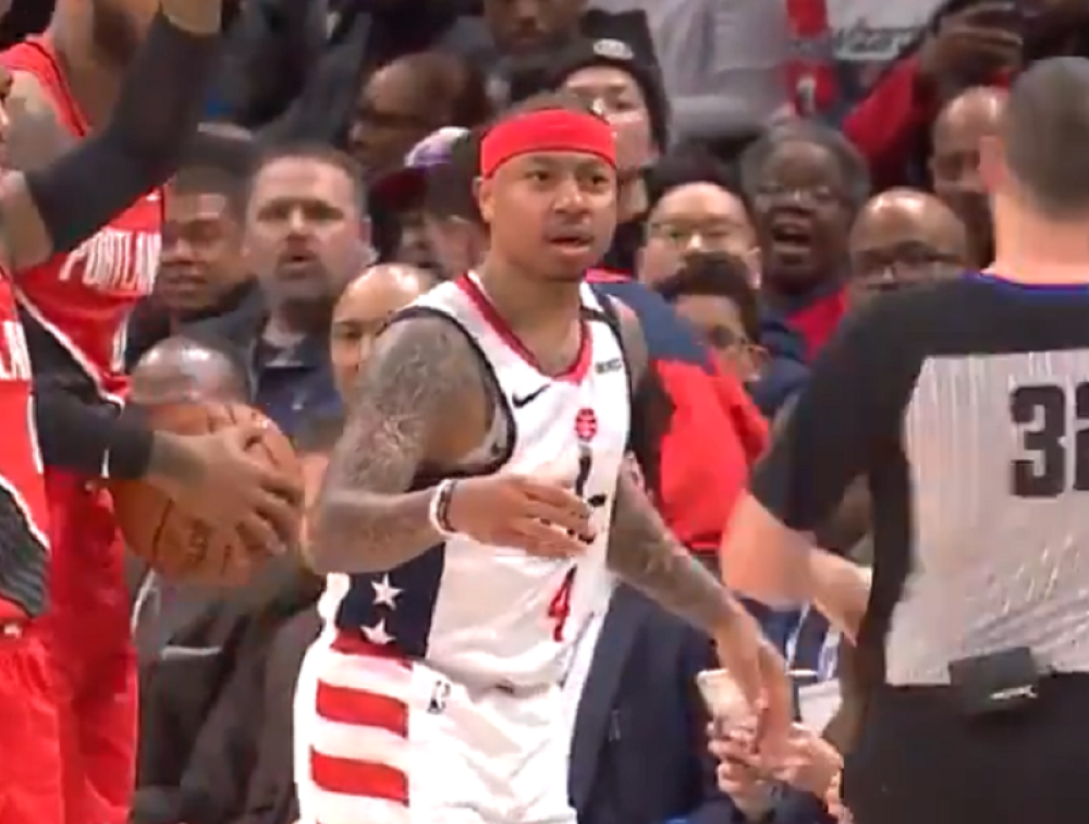 Košarkaš nasrnuo na sudiju na samom početku utakmice, arbitar se nije dvoumio! (VIDEO)