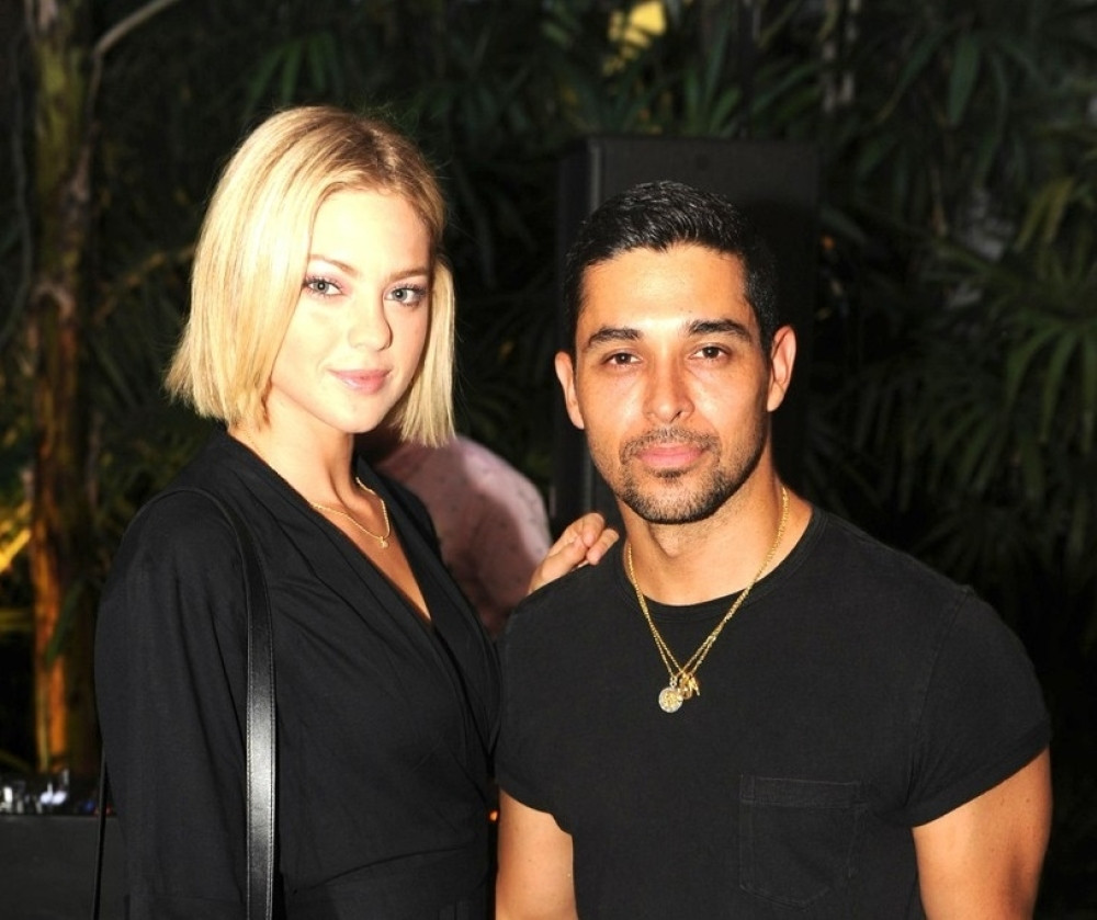 Glumac iz serije "Vesele sedamdesete" zaprosio devojku: 11 godia je mlađa od njega i prava je lepotica (FOTO)