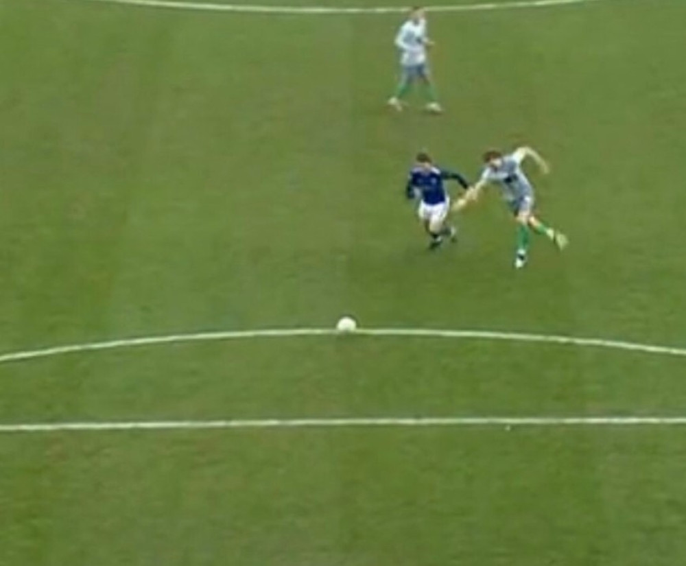 Hrvat ušao u igru napravio skandaloznu grešku, potom skrivio penal i dobio direktni crveni, sve to za 98 sekundi!