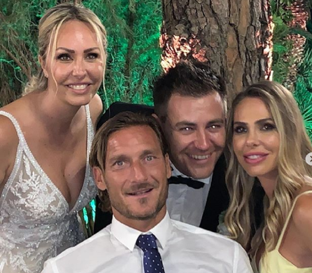 Totijeva prelepa supruga pokazala skroz ogoljene grudi! Savršeno oblikovane, svi muškarci sveta zavide (FOTO)