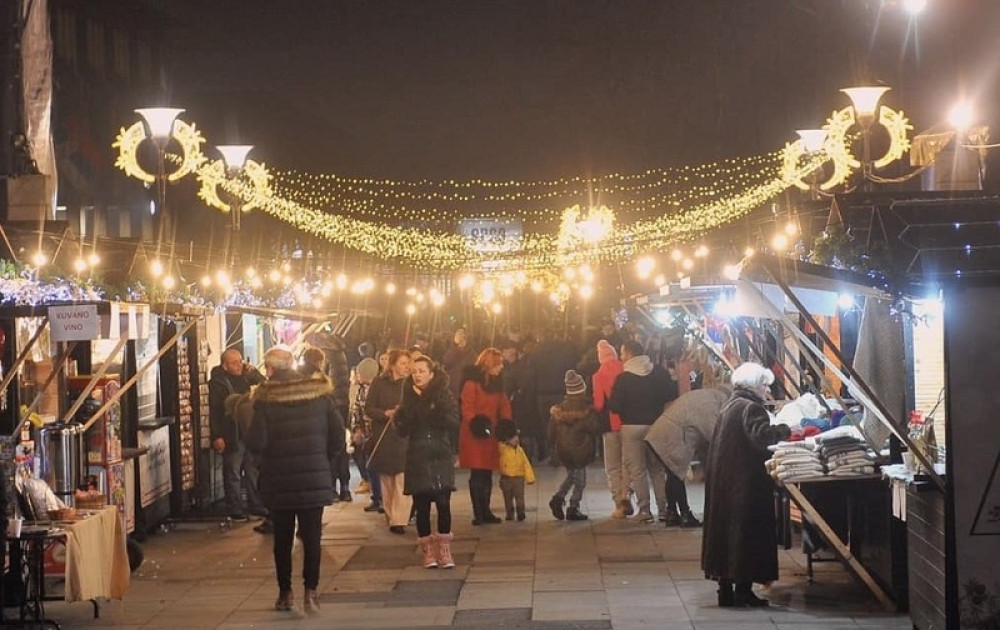 Otvoreno Božićno seoce ispred Hrama Svetog Save (FOTO)