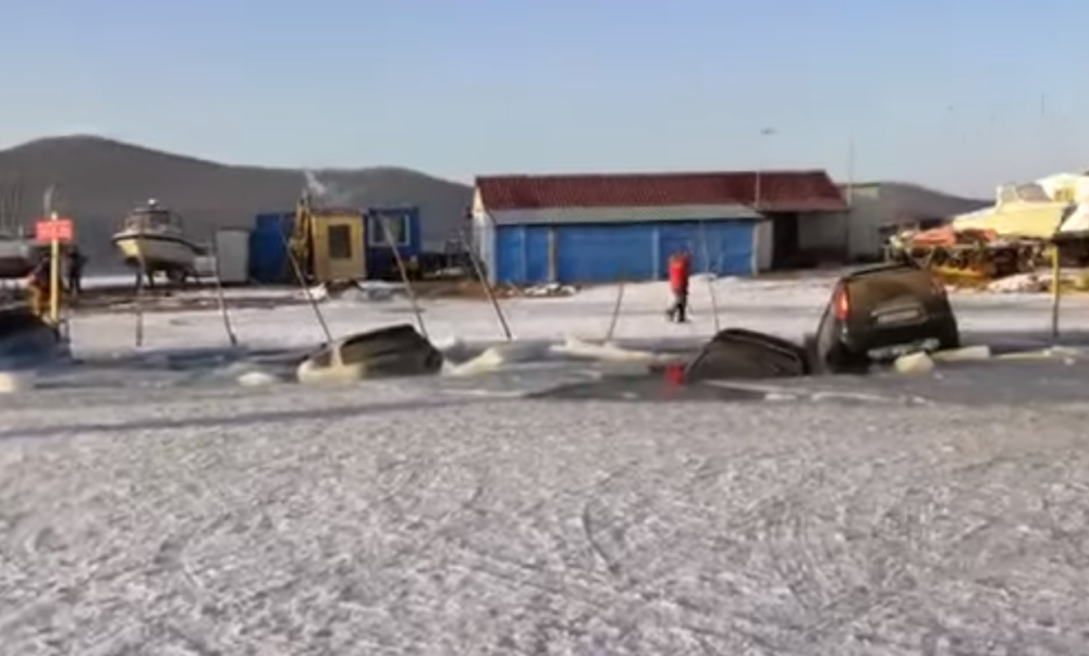 Mogli su samo da stoje i gledaju pakao koji im se dešava pred očima! (VIDEO)