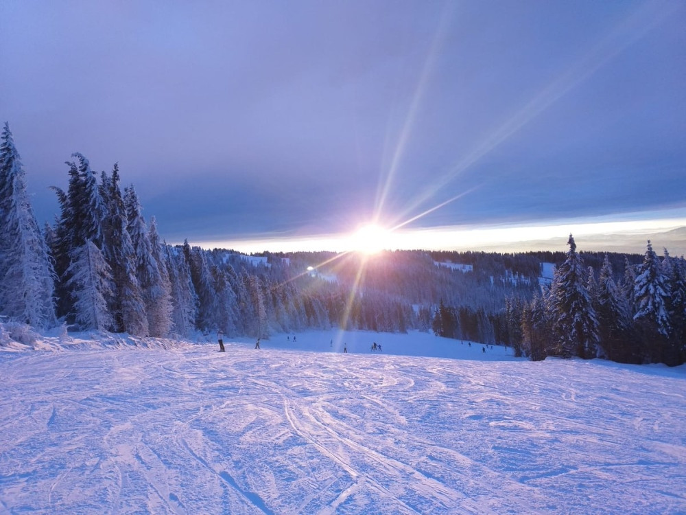 Na Kopaoniku vozila u zastoju, a gosti zavejani!