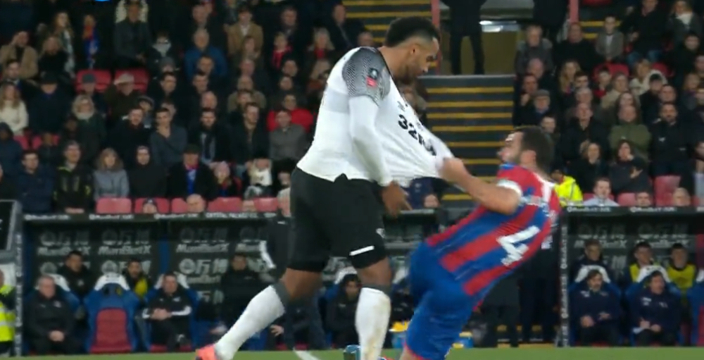 Luka Milivojević ušao u kavgu! Kukavički potez Engleza ga razbesneo - sledilo šutiranje, povlačenje za dres i hvatanje za gušu! (VIDEO)