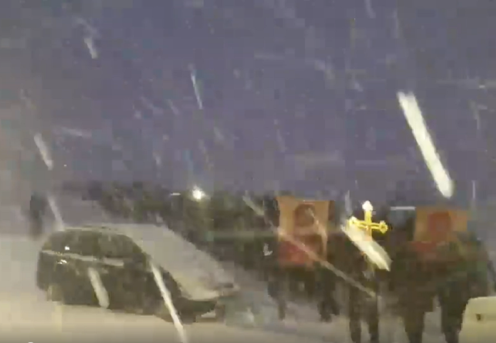 Žabljak na nogama. Po najgoroj mećavi, verujući narod ustao sa ikonama u rukama protiv Milovog zakona! (VIDEO)