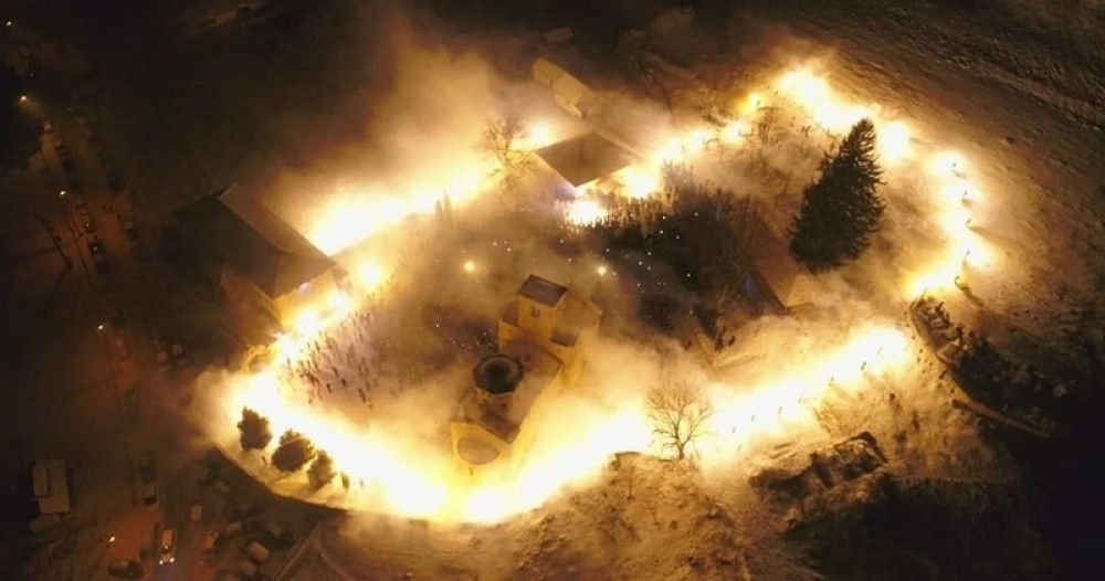 Vernici okupljeni kod manastira Đurđevi Stupovi zapalili 1.000 sveća i stotinu baklji! (FOTO)