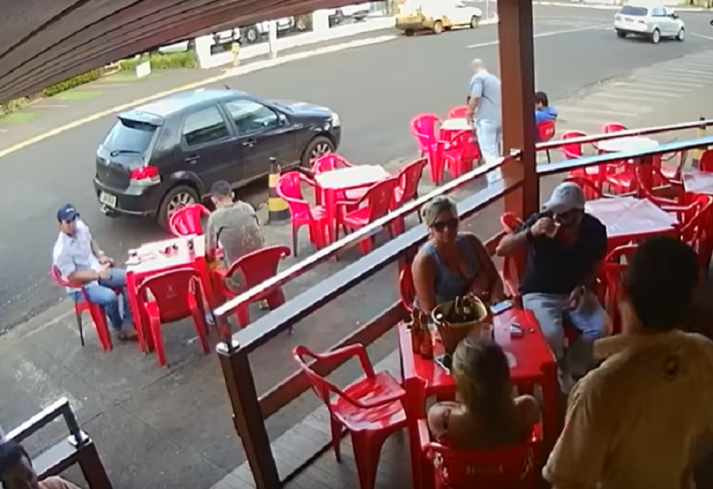 Besna žena je napravila lom u kafiću, čupanje za kosu, šamari, bilo je - spasavaj se ko može! Kelneri bežali! (VIDEO)