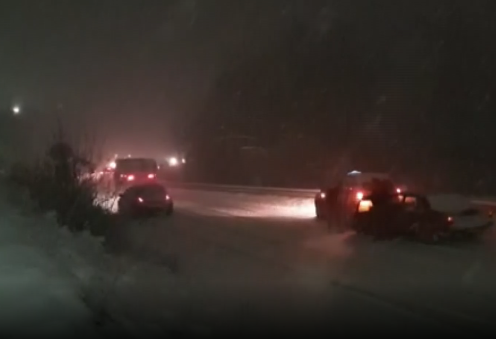 Ledena površina Blidinje jezera nije izdržala težinu terenskog vozila i popustila je progutavši vozilo do pola (FOTO)