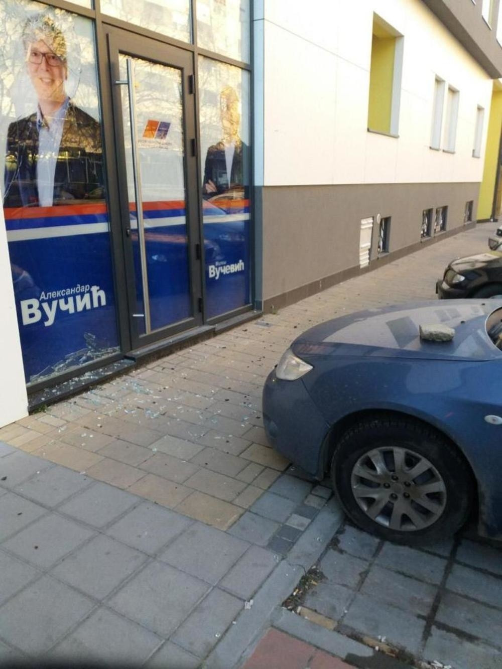 Mrzitelji razbili stakla na mesnim odborima SNS na Podbari i u Centru 2 u Novom Sadu