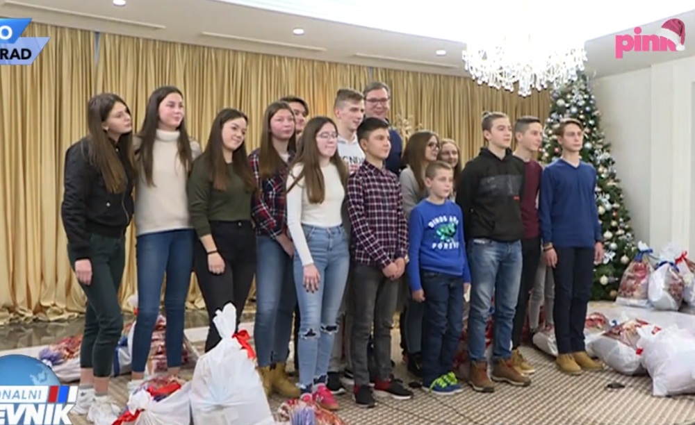 Predsednik doveo neočekivanog gosta! Dečija lica su se ozarila! (FOTO)