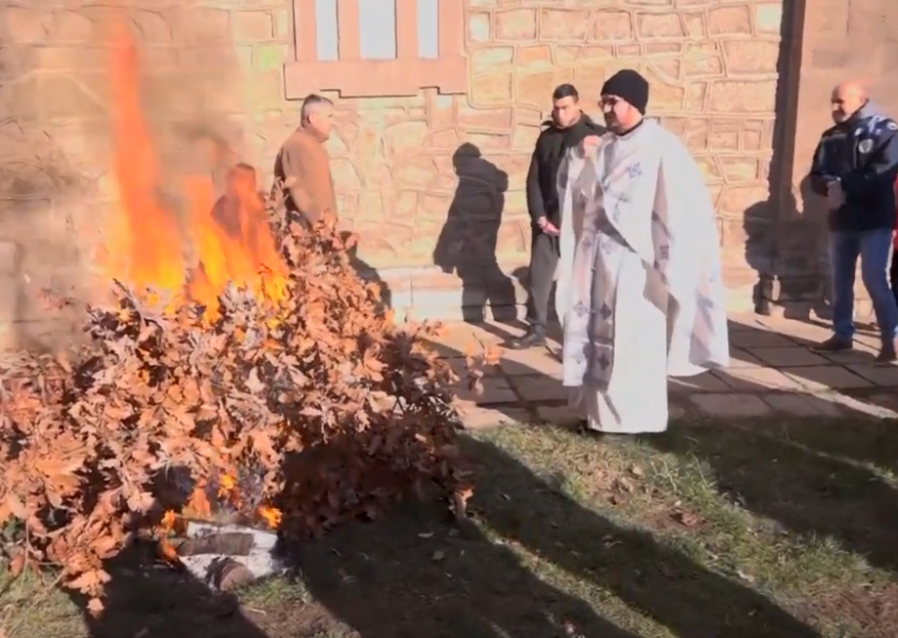 Badnjak stigao u crkvu uprkos protestu Albanaca