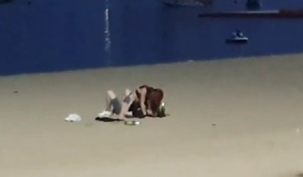 Momak i devojka imali se*s na plaži, a onda su uzeli njihove slike sa nadzornih kamera - odmah su angažovani najbolji policajci (VIDEO)