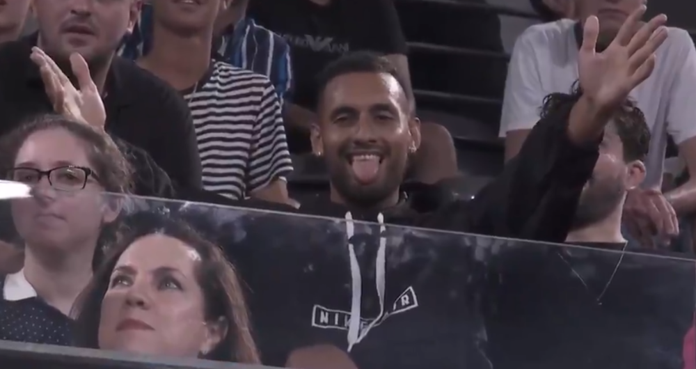Kirjos se pravo ni otkuda pojavio na Đokovićevom meču, počeo da provocira srpske navijače pa dobio salve zvižduka! (VIDEO)