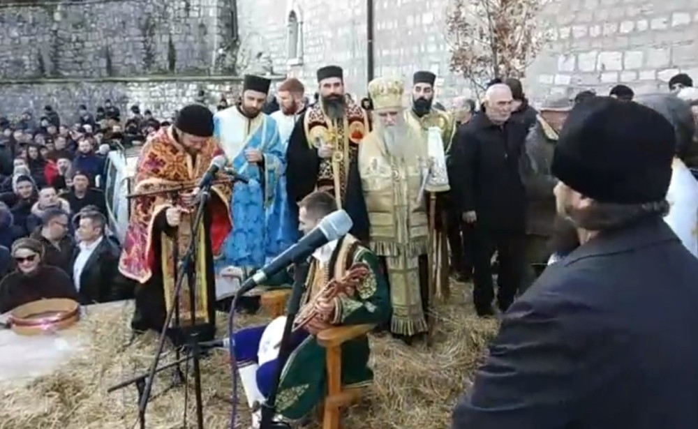 Hiljade vernika SPC okupilo se ispred Cetinjskog manastira, a raskolnici ispred Dvora kralja Nikole!