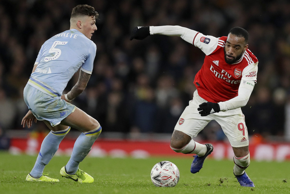 Arsenal jedva prošao Lids, meč obeležio sramotan potez Lakazetija, šutnuo protivnika koji se nalazio na podu! (VIDEO)