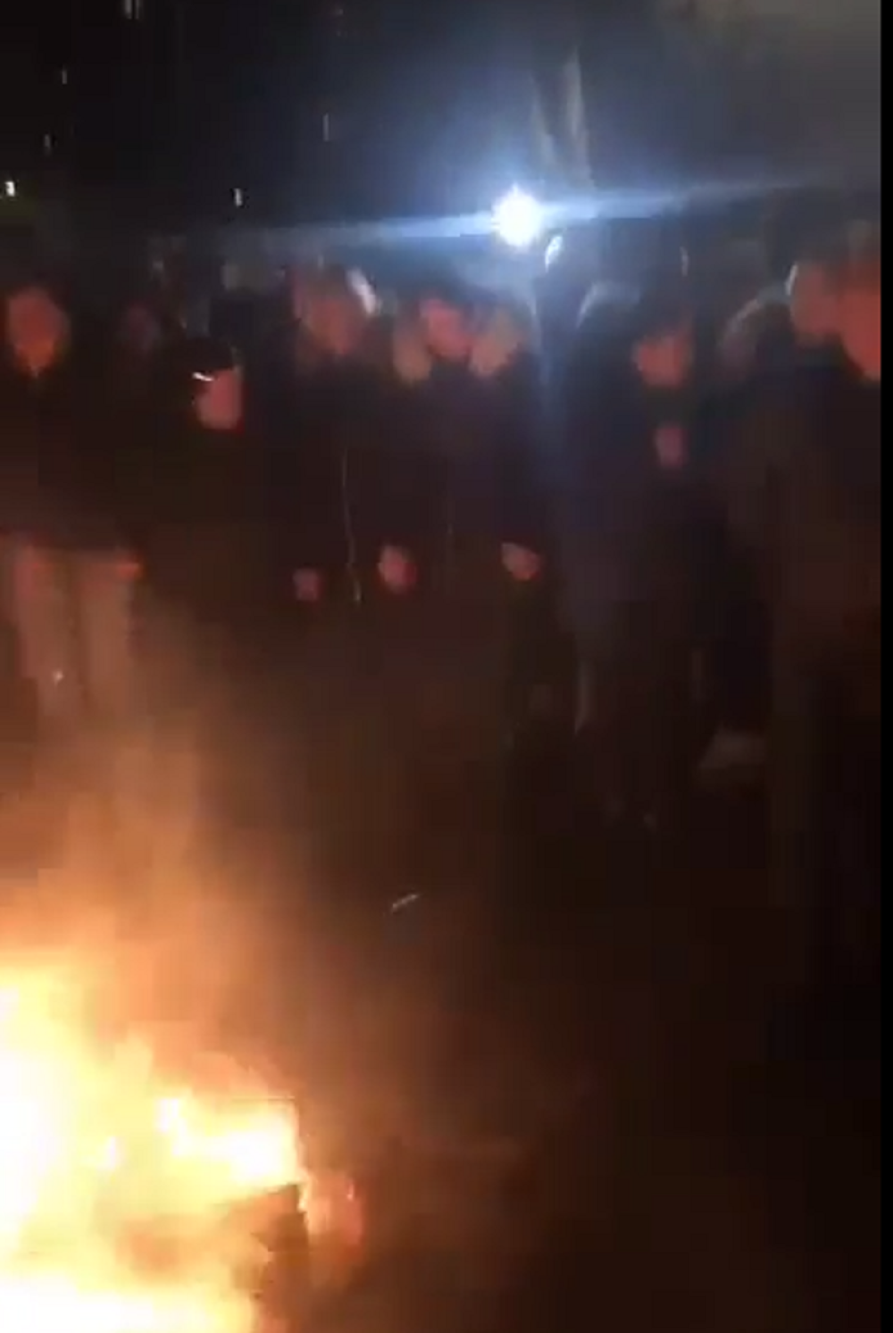 Srbi zapalili badnjake i baklje, doveli trubače, pa opleli kolo! Opšte slavlje na švedskim ulicama! (VIDEO)