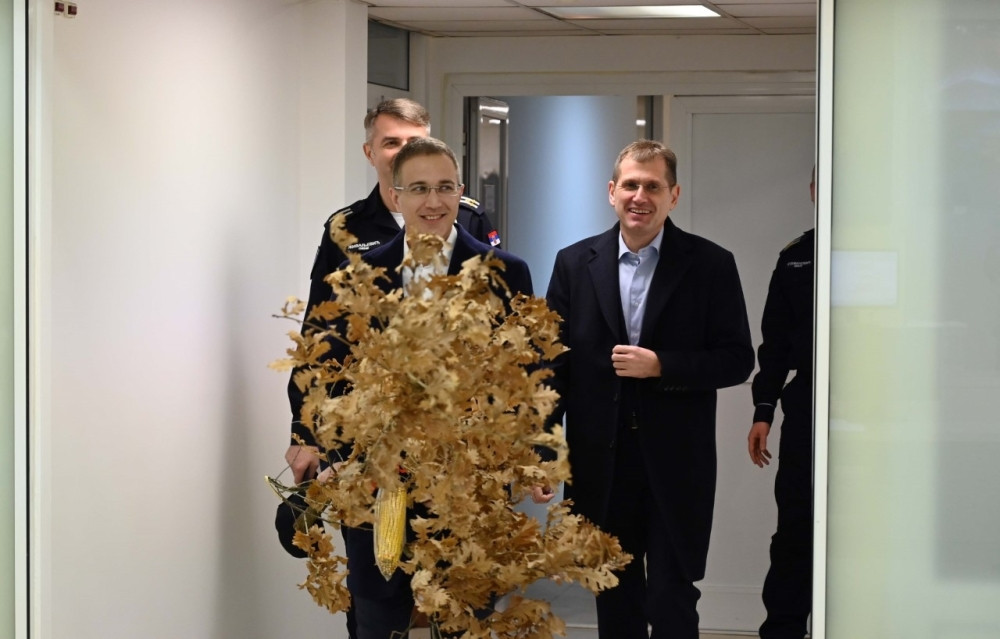 Stefanović uneo badnjak u Komandno-operativni centar policije