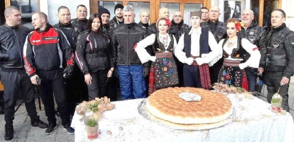 U dve crkvene porte na Badnje veče se okupio veliki broj vernika (FOTO)