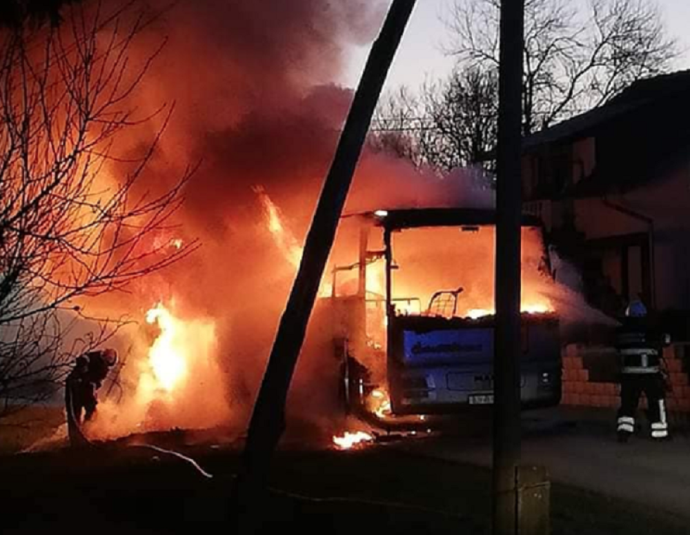 Vatra zahvatila porodičnu kuću u Plevljima, vatrogasci na licu mesta!