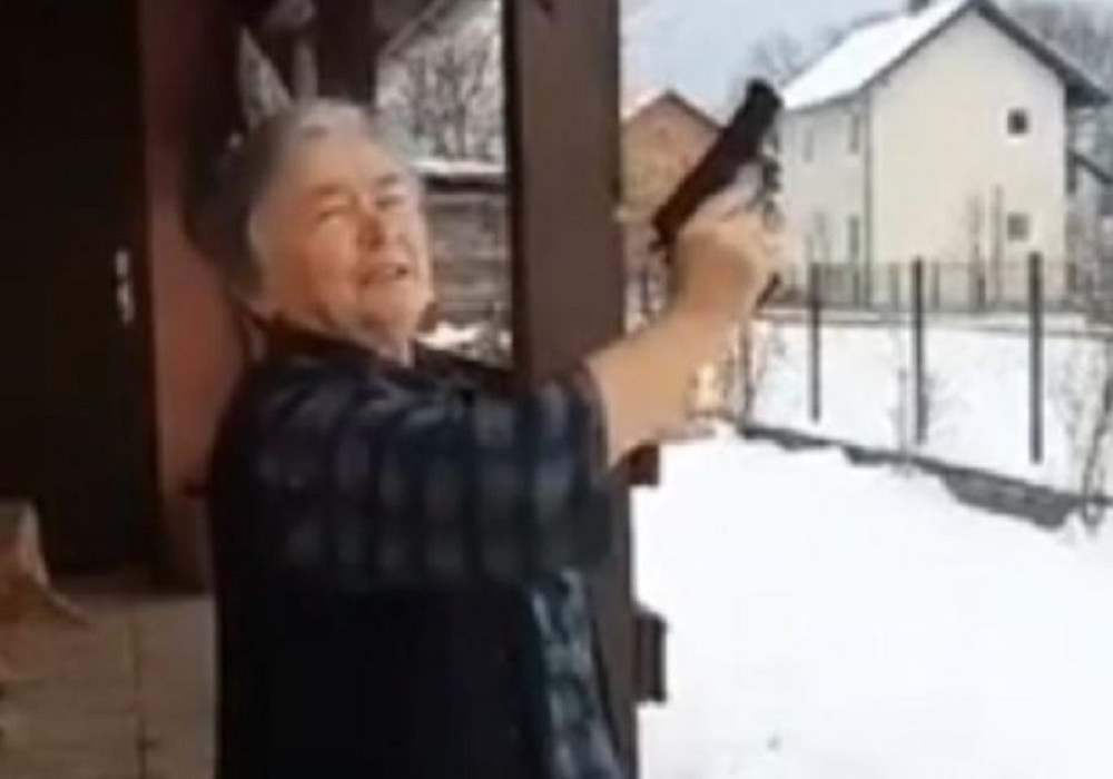 Baba čestitala Božić, pa dohvatila pištolj, snimatelj izdao naredbu, a onda je krenula rafalna paljba (VIDEO)