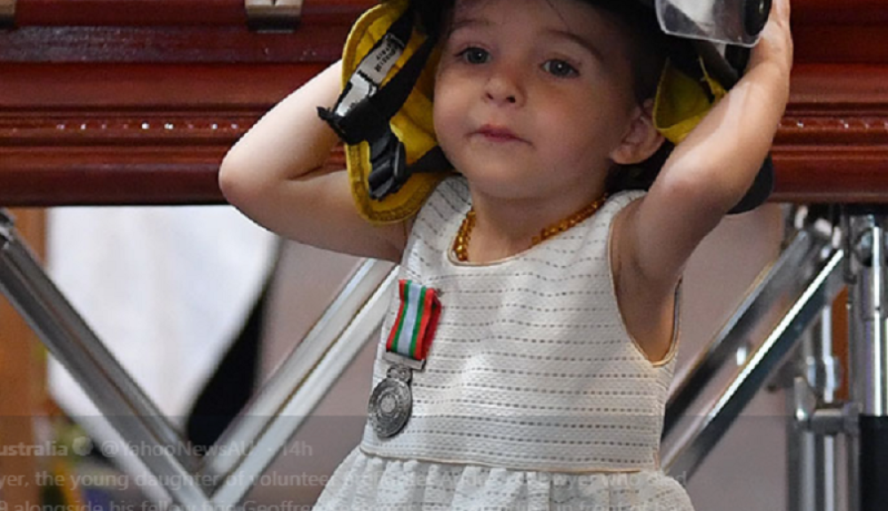 Devojčica na sahrani svog oca vatrogasca uradila nešto zbog čega su svi zaplakali (FOTO, VIDEO)