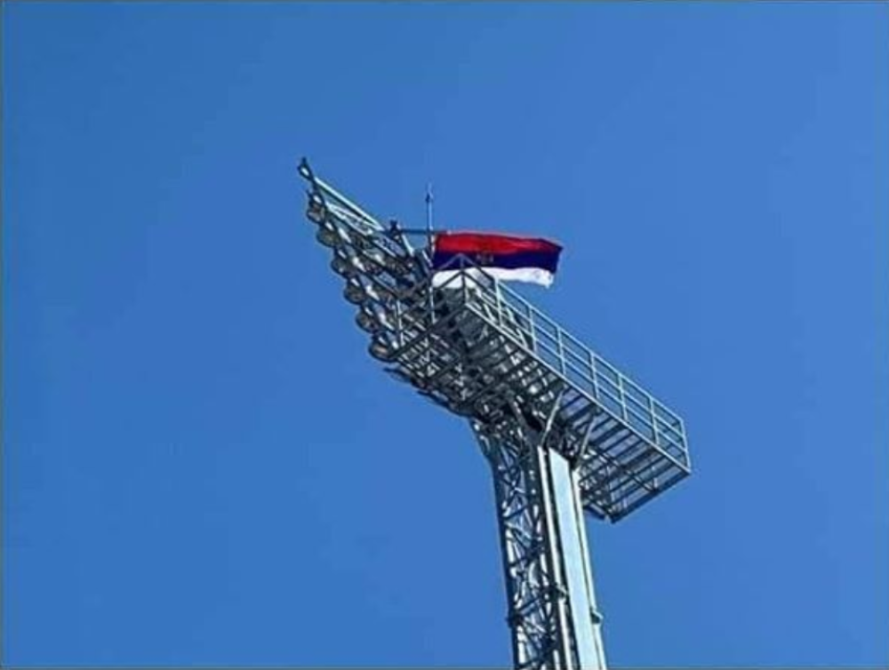 Srpska trobojka osvanula na stadionu u Podgorici, policija došla ali niko nije smeo da se popne kako bi je skinuo! (VIDEO)